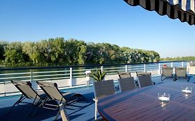 Bateau Hotel A Quai Le Chardonnay